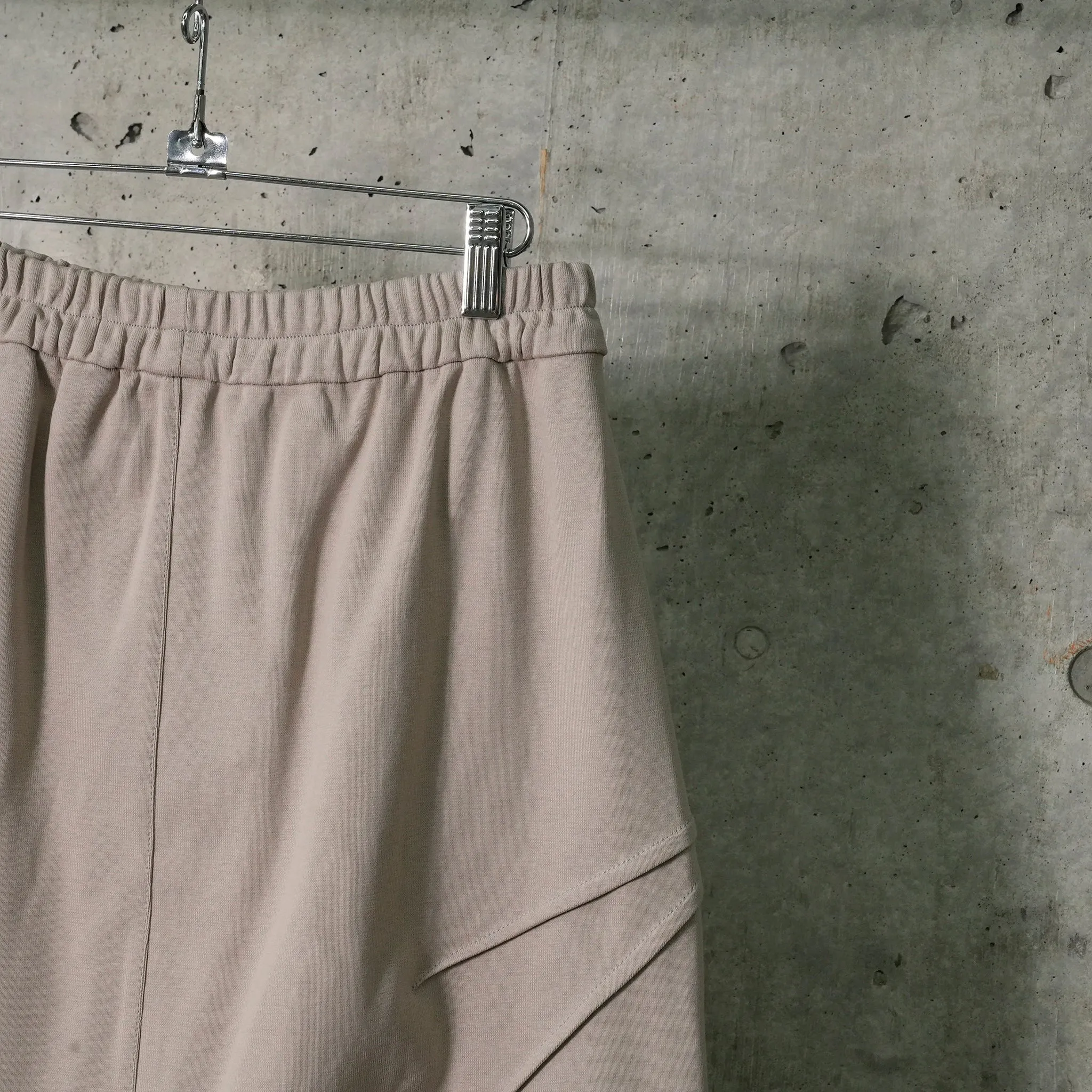 MIRROR BUTTON SKIRT / TAUPE