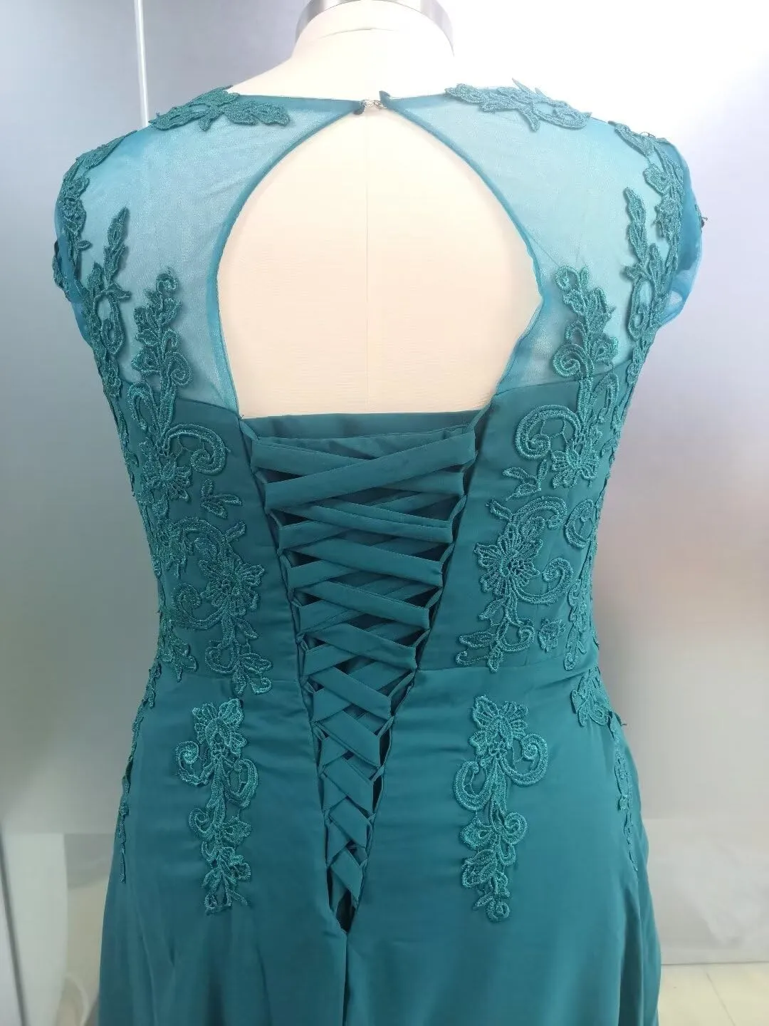 Tea Length Mother of The Bride Dresses with Sleeves Lace Appliques Formal Dresses for Wedding Guest