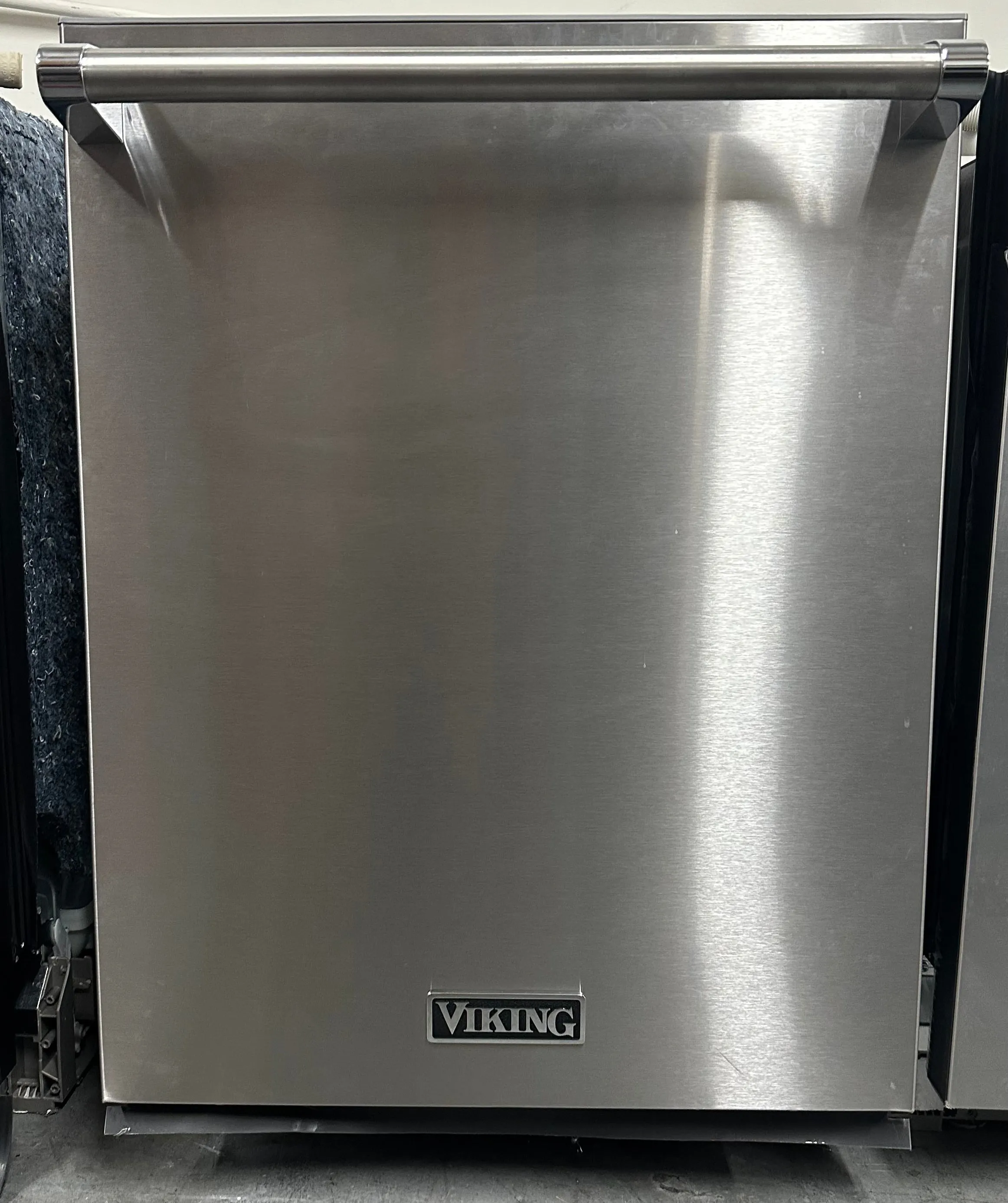 Viking VDWU524WSSS 24 Inch Fully Integrated Dishwasher with 16 Place Setting Capacity, 8 Wash Cycles, LCD Control Panel, Water Softener, Multi Level Power Wash, Quiet Clean, Full Size Rack and Turbo Fan Dry
